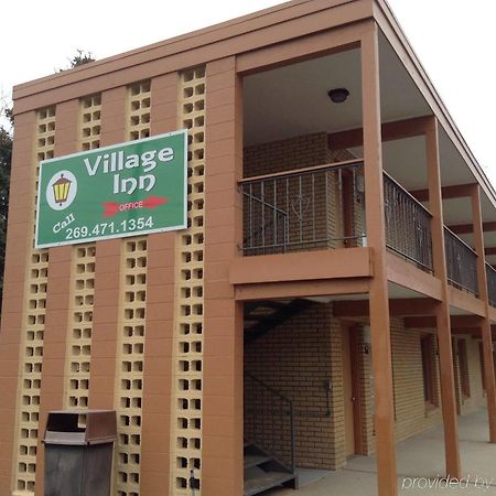Village Inn Motel - Berrien Springs エクステリア 写真